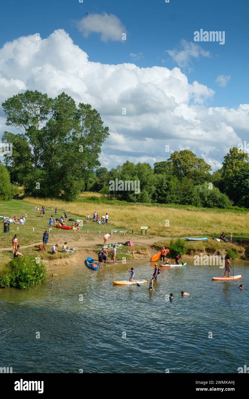 Wallingford Beach, locals and holidaymakers enjoying the Summer sunshine by the River Thames which is proposed as a possible UK bathing water site Stock Photo