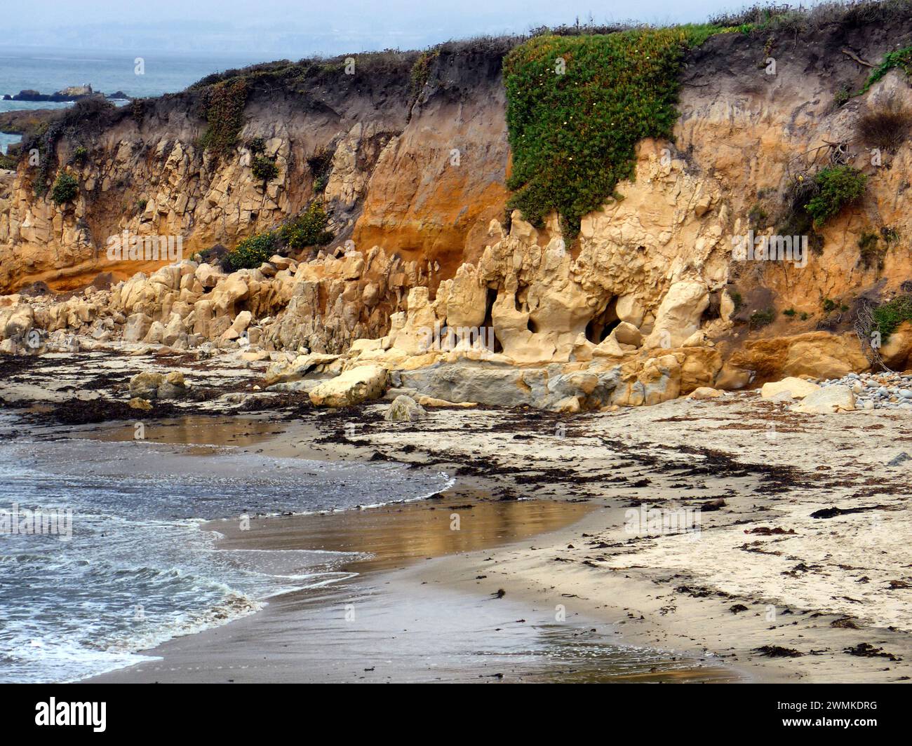 Rugged rock formations on cliffs along the Pacific Ocean Stock Photo