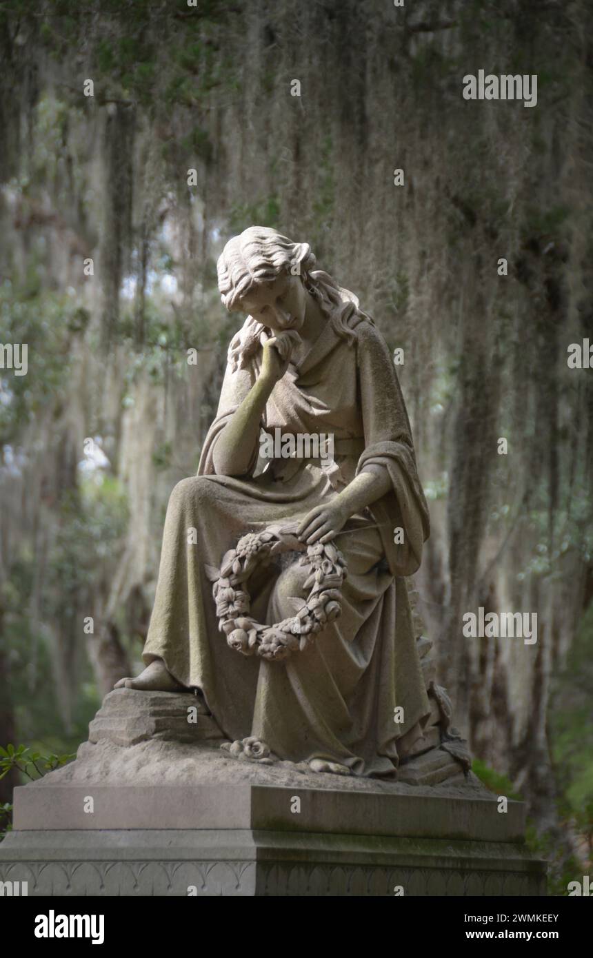 Grave sculpture of a woman holding a wreath Stock Photo