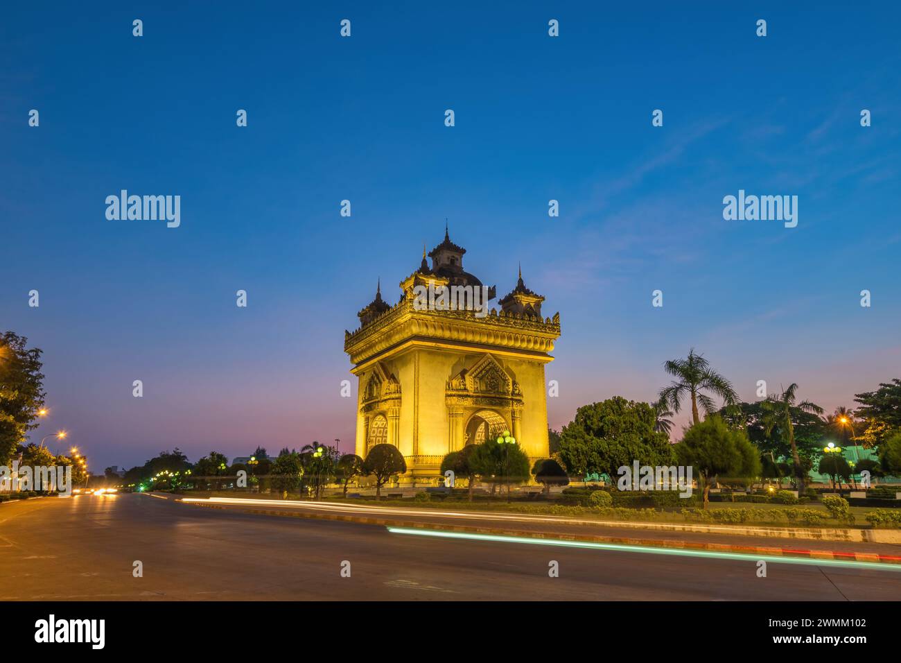 vientiane-laos-night-city-skyline-at-patuxai-patuxay-the-most-famous