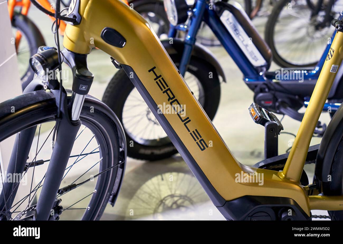 Hercules electric bike with modern frame integrating the battery in