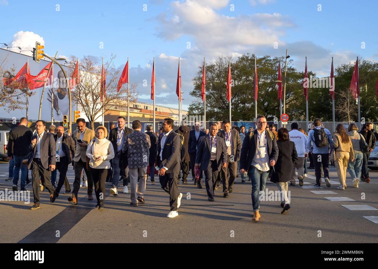 Besucher vor Messegelände aussen, MWC Mobile World Congressn 2024