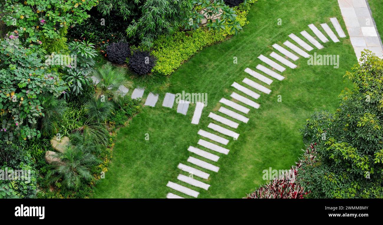 Follow the garden path hi-res stock photography and images - Alamy
