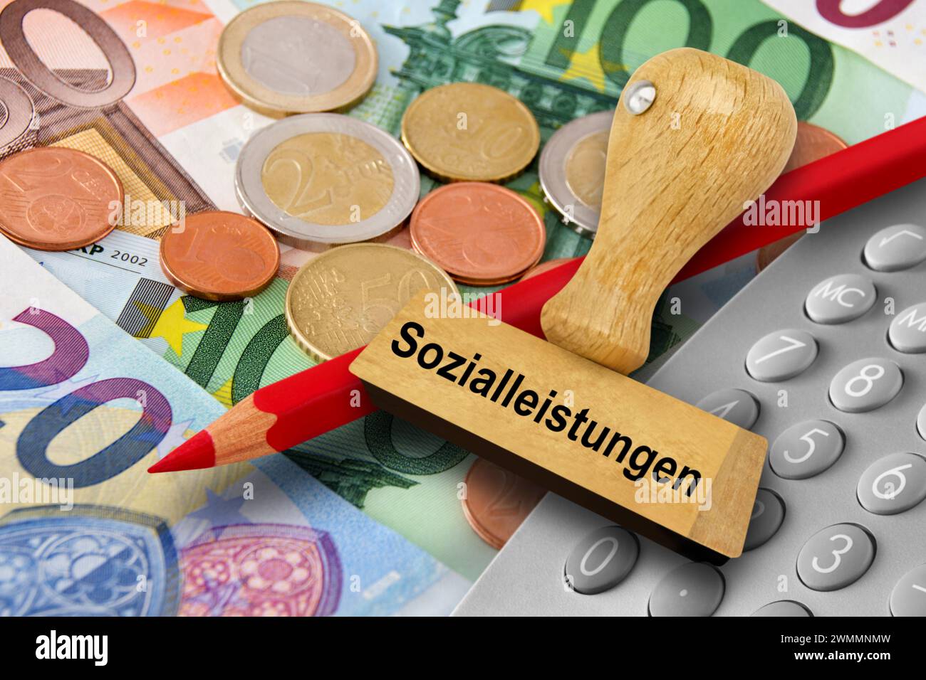 Stempel Sozialleistungen und Euro mit Rechner und Rotstift Stock Photo