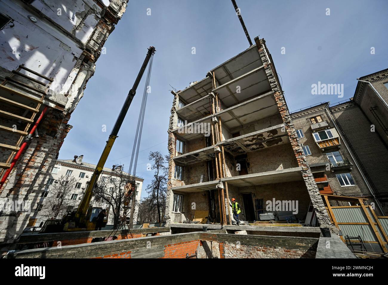 Non Exclusive: ZAPORIZHZHIA, UKRAINE - FEBRUARY 26, 2024 - Construction workers are involved in laying bricks at the plinth and walls of the ground fl Stock Photo