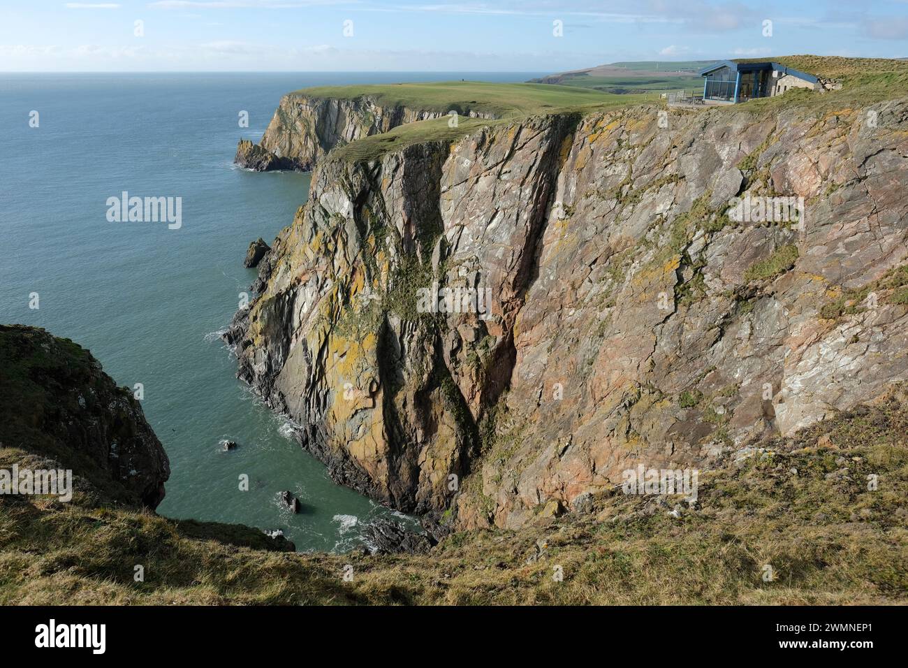 Sea cliffs at the Mull of Galloway with the Gallie Craig Coffee House Stock Photo