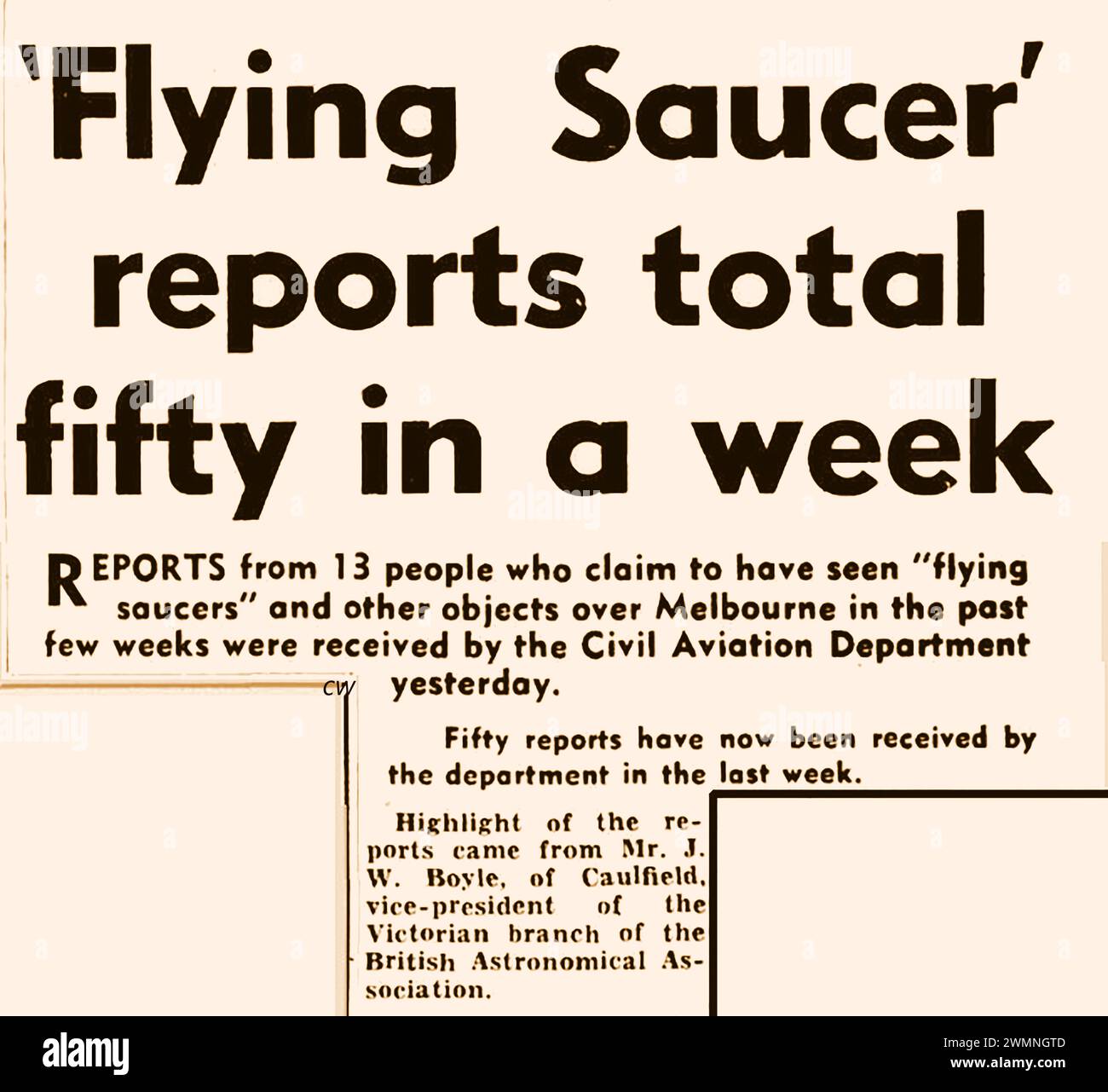 Press cutting, 12 January 1954 - Australian report of 50 flying saucers  over Melbourne in one week Stock Photo