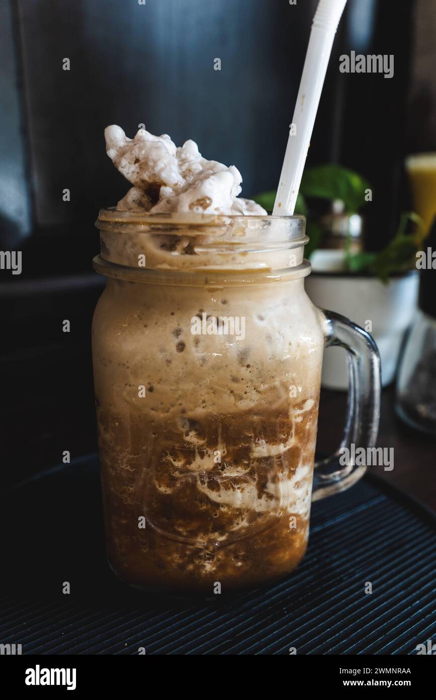 Milch mit eis hi-res stock photography and images - Alamy
