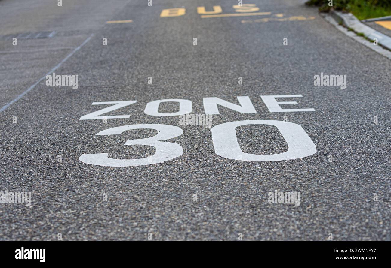 Auf dem Boden ist die Beschriftung Zone 30 angebracht. Es sind maximal 30 km/h erlaubt. (Zürich, Schweiz, 21.04.2023) Stock Photo