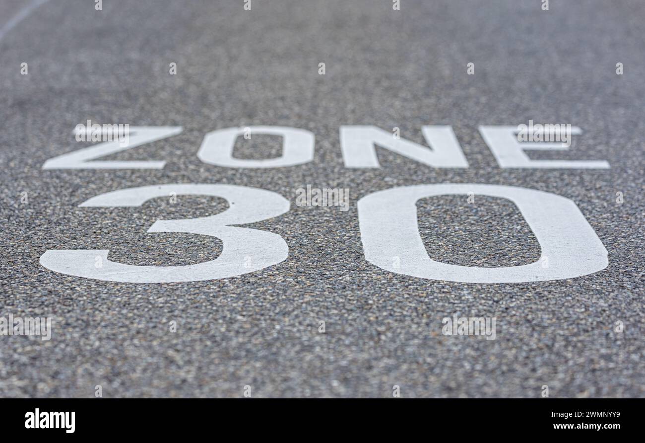 Auf dem Boden ist die Beschriftung Zone 30 angebracht. Es sind maximal 30 km/h erlaubt. (Zürich, Schweiz, 21.04.2023) Stock Photo
