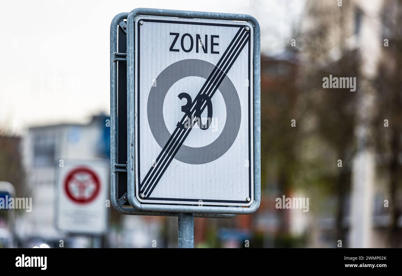 Ein durchgestrichenes graues Schild sagt, das man aus der Zone 30 rausfährt. Dahinter Wohnhäuser.  (VBZ). (Zürich, Schweiz, 21.04.2023) Stock Photo