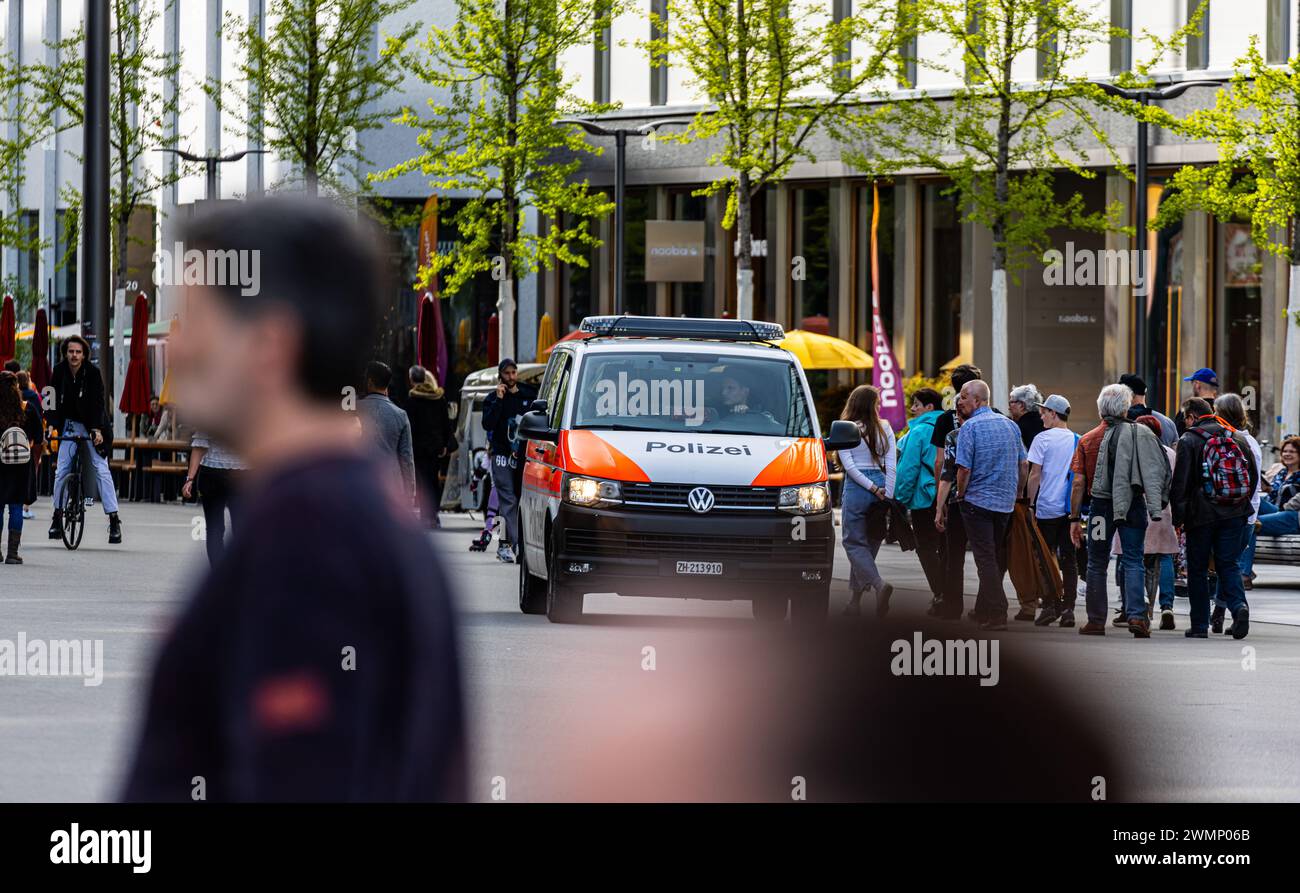 Eine Patrouille der Stadtpolizei Zürich ist bei der Europaallee unterwegs. (Zürich, Schweiz, 29.04.2023) Stock Photo