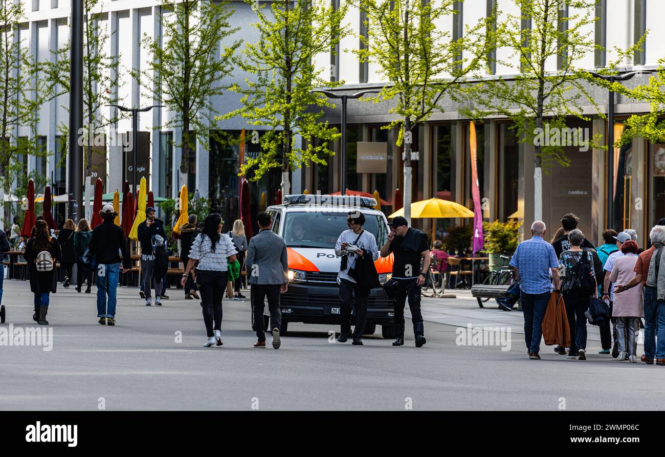Eine Patrouille der Stadtpolizei Zürich ist bei der Europaallee unterwegs. (Zürich, Schweiz, 29.04.2023) Stock Photo