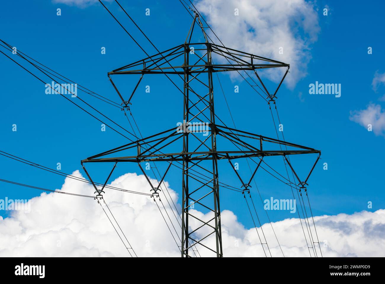 Ein Strommasten im zürcherischen Rümlang unweit von Zürich. (Rümlang, Schweiz, 12.05.2023) Stock Photo