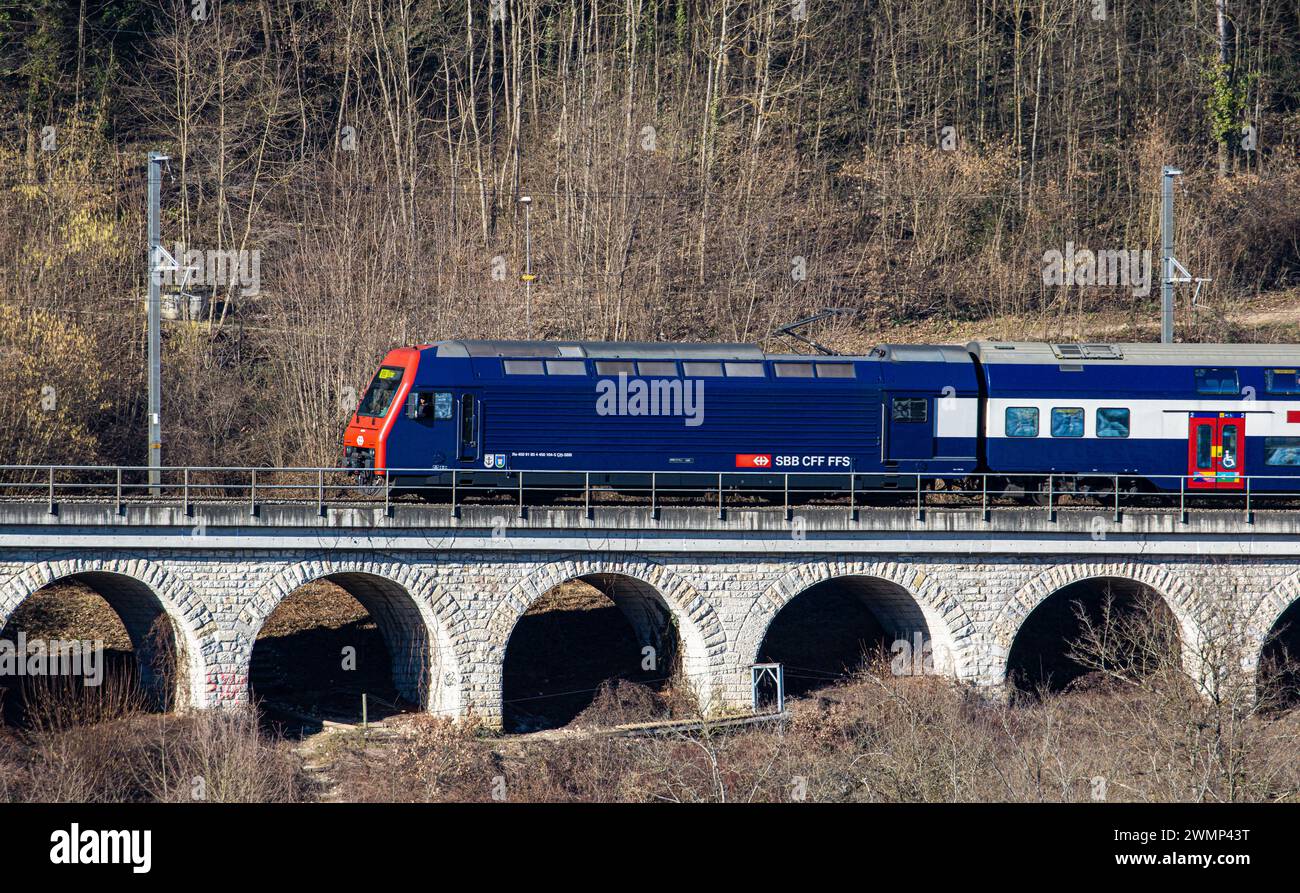 Eine Zürcher S-Bahn, mit der Schweizer Bezeichnung SBB Re 450, fährt oberhalb des Rheinfalls über ein kleines Viadukt. (Laufen-Uhwiesen, Schweiz, 03.0 Stock Photo
