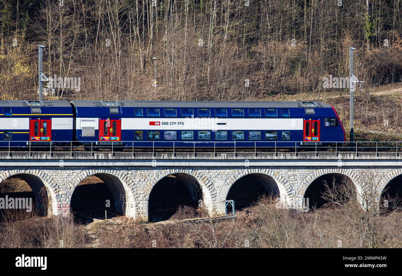 Eine Zürcher S-Bahn, mit der Schweizer Bezeichnung SBB Re 450, fährt oberhalb des Rheinfalls über ein kleines Viadukt. (Laufen-Uhwiesen, Schweiz, 03.0 Stock Photo