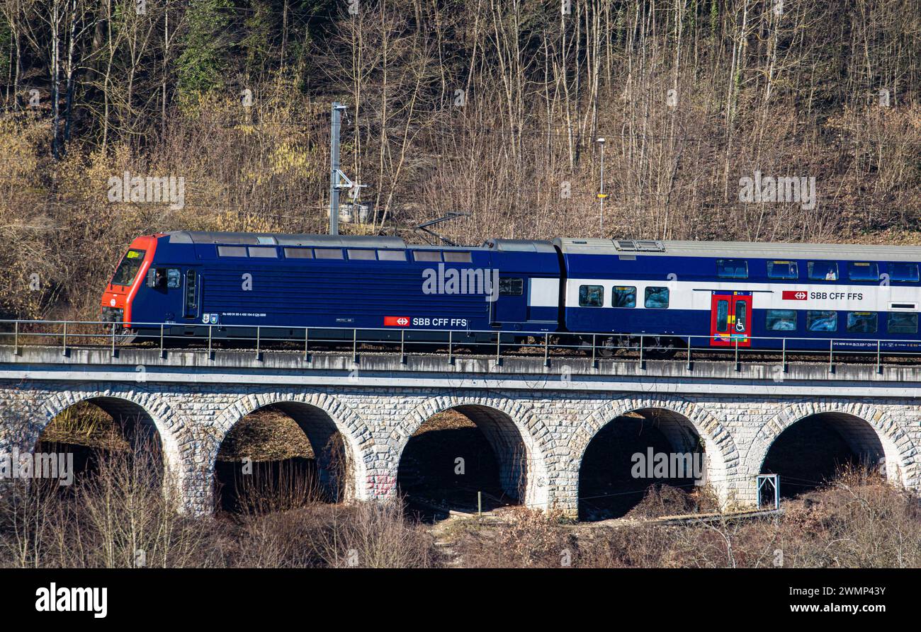 Eine Zürcher S-Bahn, mit der Schweizer Bezeichnung SBB Re 450, fährt oberhalb des Rheinfalls über ein kleines Viadukt. (Laufen-Uhwiesen, Schweiz, 03.0 Stock Photo