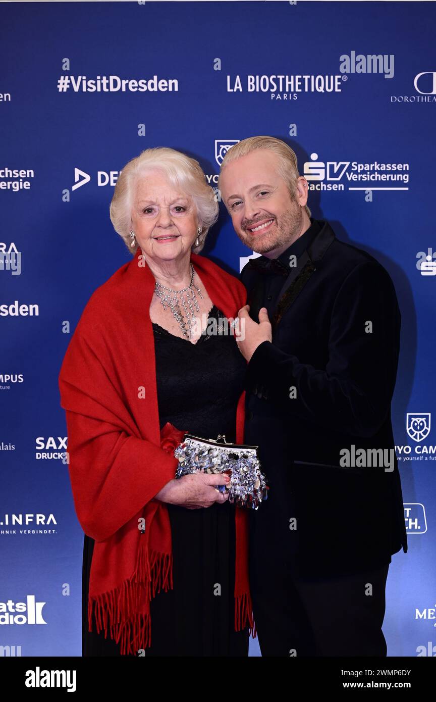 Ross Antony mit Mutter Vivien Catterall beim 16. SemperOpernball 2024