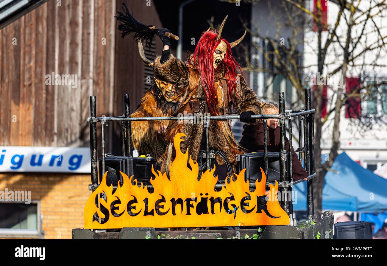 Impressionen des grossen Fasnachtsumzug der 66. Bassersdorfer Fasnacht. Es nahme 24 Gruppen am Umzug, welcher von  schätzungsweise 15'000 Personen bes Stock Photo