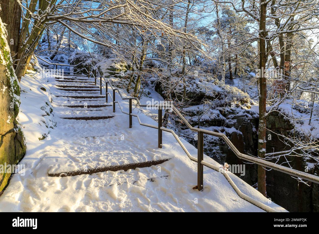 Treppe in verschneiter Felslandschaft beim Aufstieg zur Bastei, Wanderweg von Rathen, Sächsische Schweiz, Sachsen, Deutschland *** Stairs in a snow-co Stock Photo