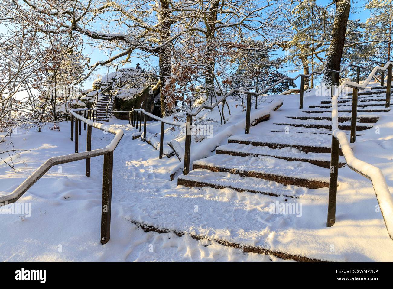 Treppe in verschneiter Felslandschaft beim Aufstieg zur Bastei, Abzweig zur Kanapee Aussicht, Wanderweg von Rathen, Sächsische Schweiz, Sachsen, Deuts Stock Photo