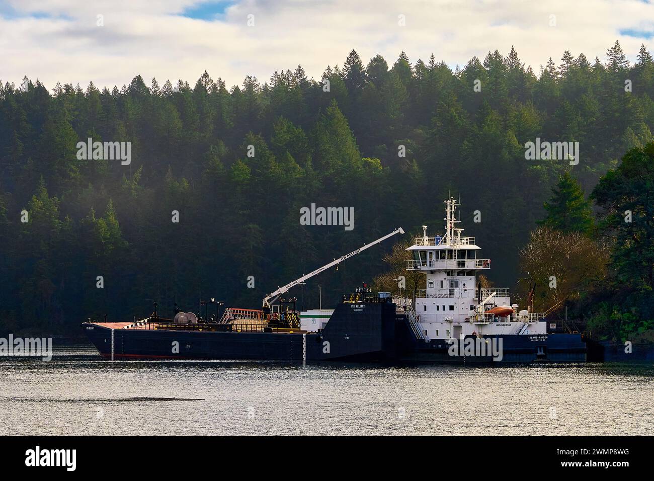 Island Raider pusher tug and ITB Reliant fuel barge tied up to the fuel