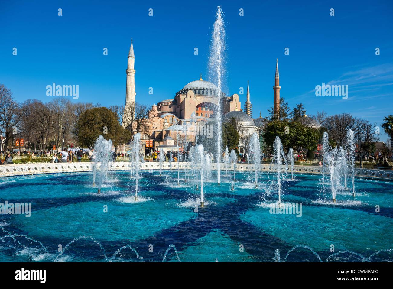 Fountain water cascading waterfall hi-res stock photography and images ...