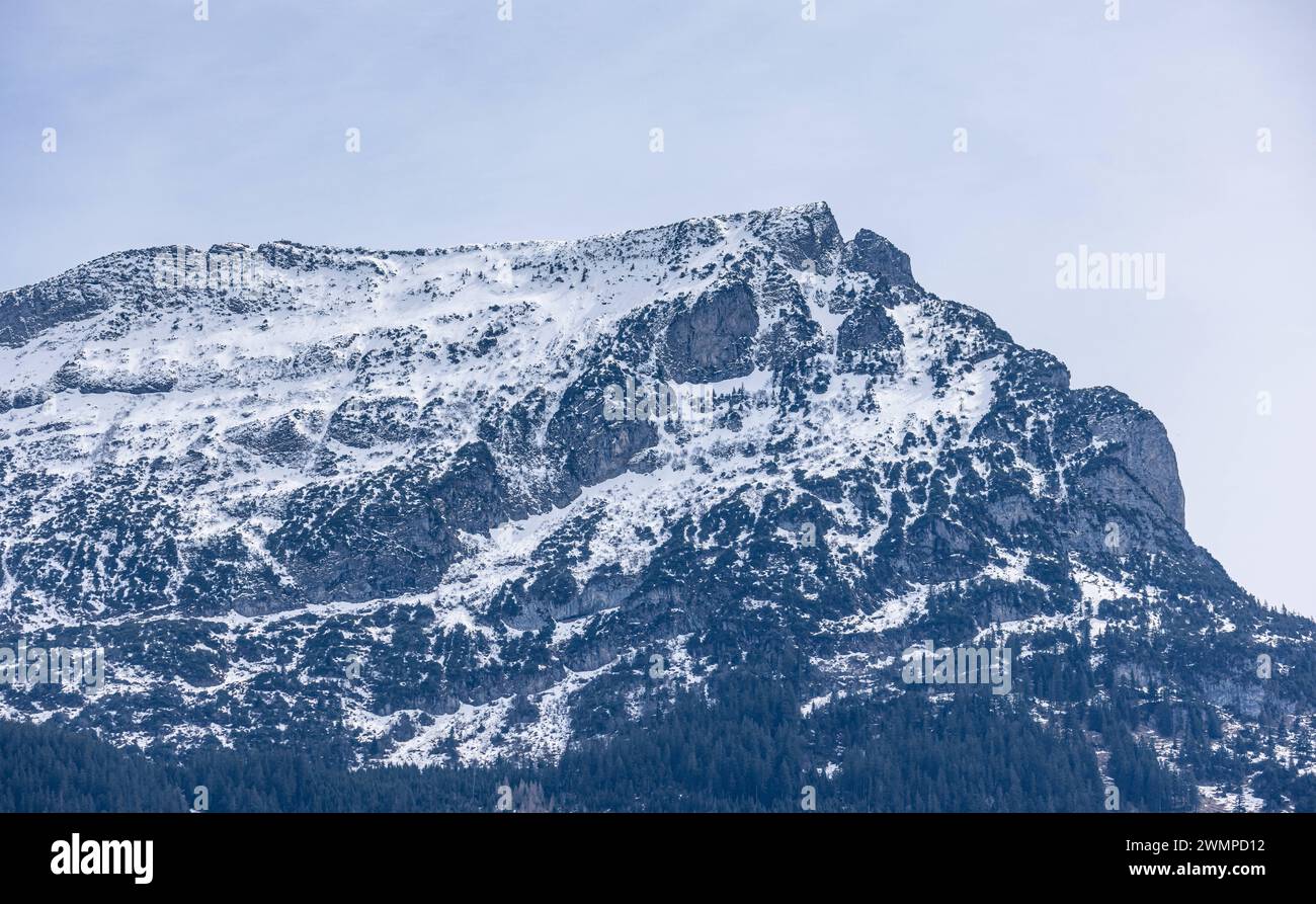 Schneebedeckte Berge In der Urner Alpen liegt noch Schnee. Im April nicht aussergewöhnlich. Altdorf, Schweiz, 10.04.2023 *** Snow-covered mountains In the Uri Alps there is still snow In April not unusual Altdorf, Switzerland, 10 04 2023 Stock Photo
