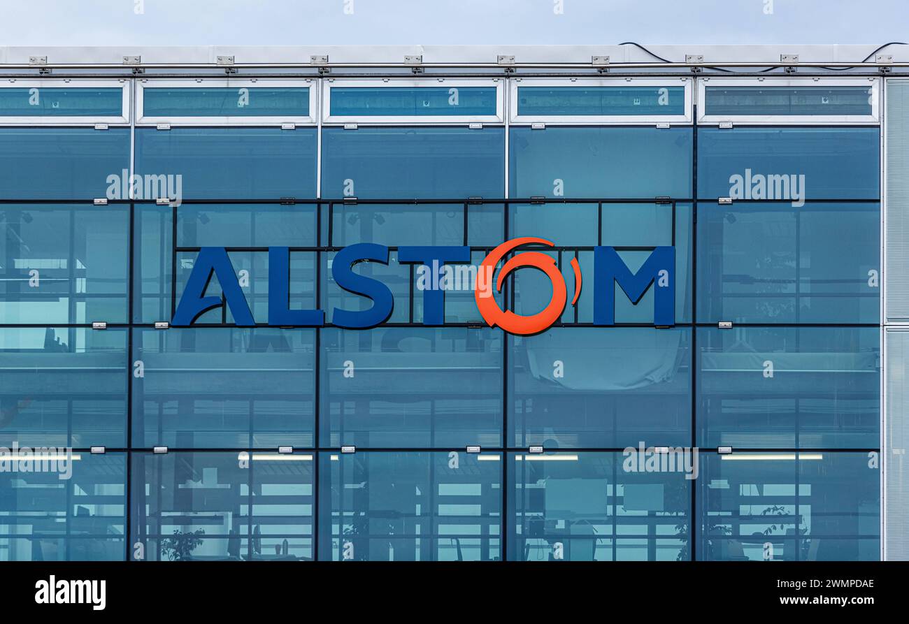 Alstom Logo von Alstom auf dessen Firmengebäude in Zürich-Oerlikon. Zürich, Schweiz, 21.04.2023 *** Alstom logo of Alstom on its company building in Zurich Oerlikon Zurich, Switzerland, 21 04 2023 Stock Photo