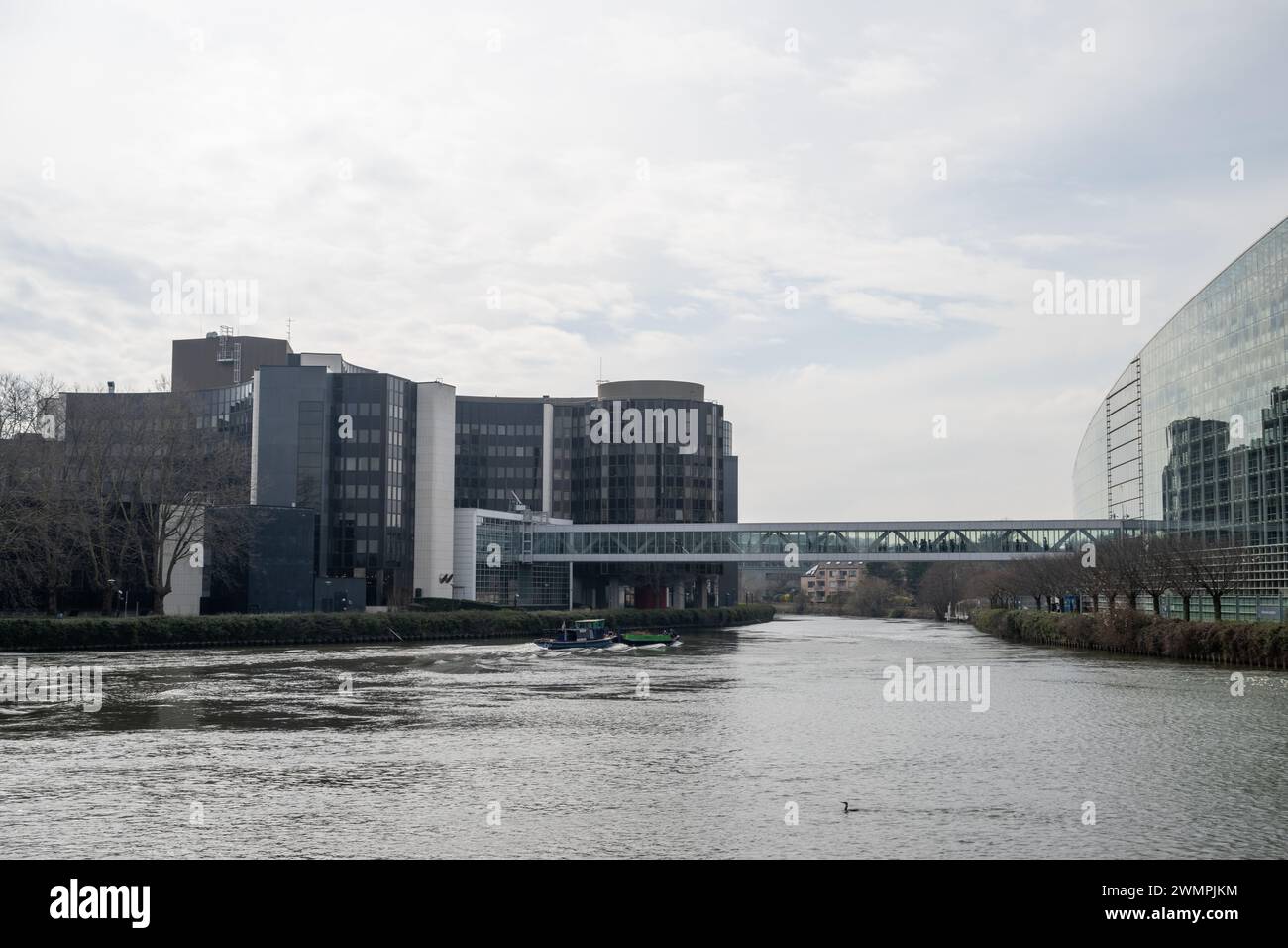 , Politik, Frankreich,  Straßburg, 27.02.2024,  Blick auf das Europäische Parlament und Ombudsmann Amt an einem ruhigen Fluss. Stock Photo
