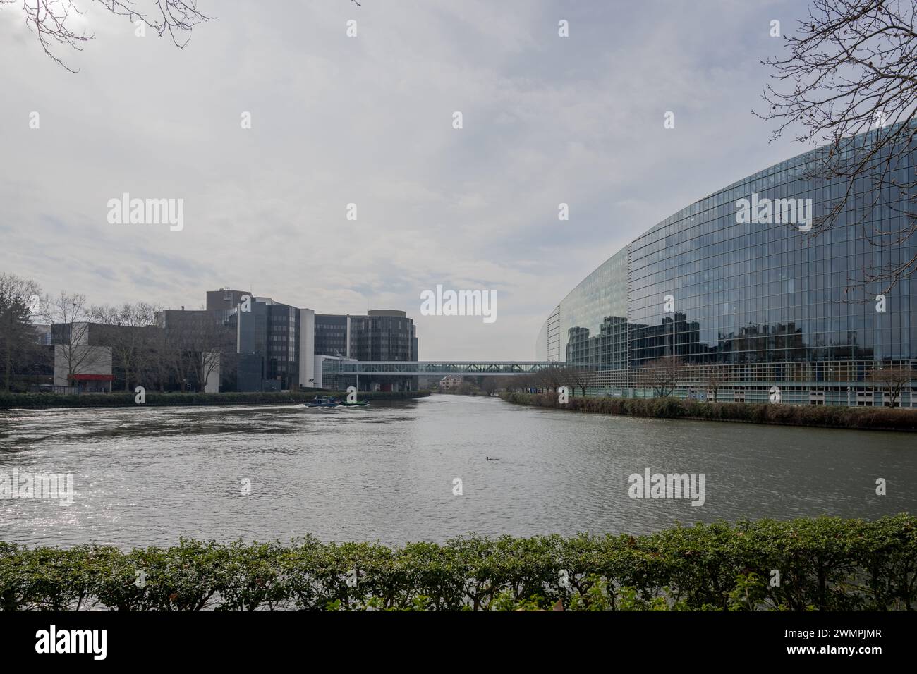 , Politik, Frankreich,  Straßburg, 27.02.2024,  Blick auf das Europäische Parlament und Ombudsmann Amt an einem ruhigen Fluss. Stock Photo