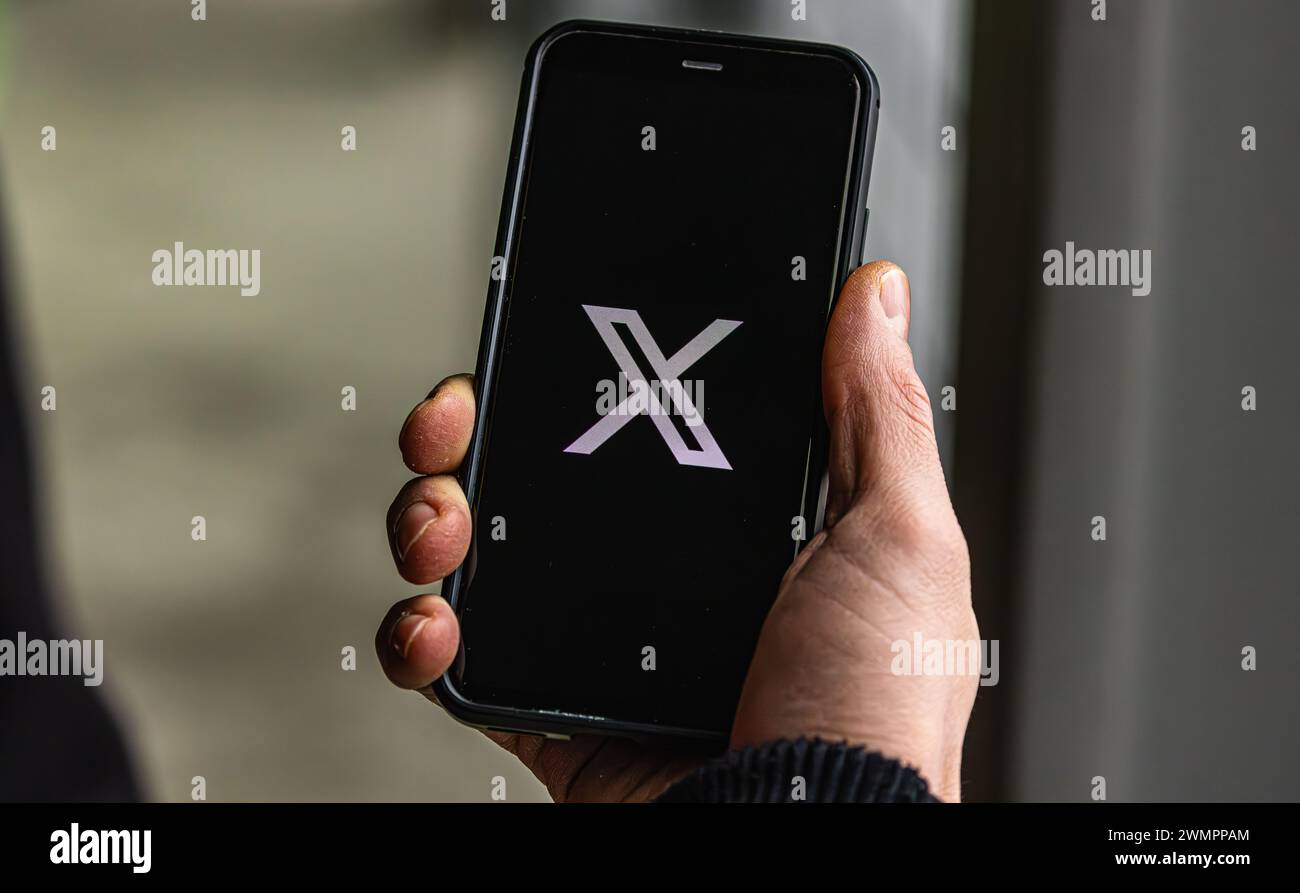 Das Signet von X, ehemals Twitter, auf einem Smartphone. (Kloten, Schweiz, 06.01.2024) Stock Photo