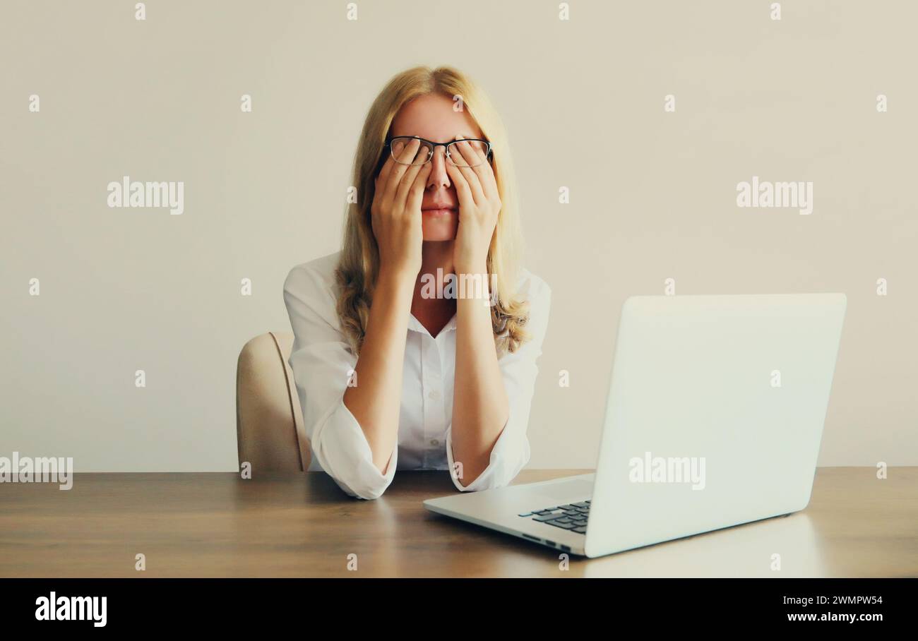 Female office worker rubbing hi-res stock photography and images - Alamy