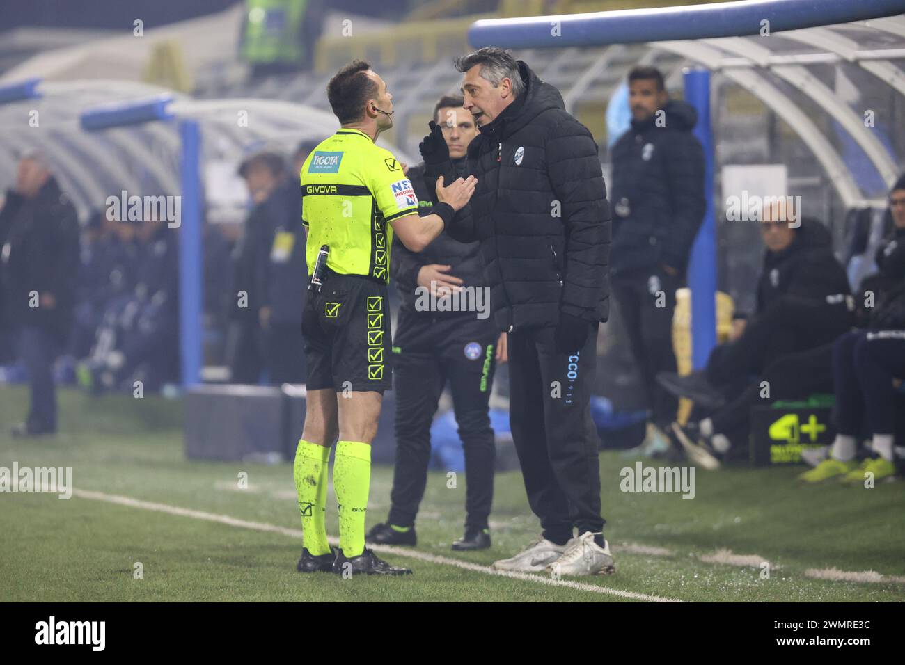 Lecco, Italy. 27th Feb, 2024. coach Alfredo Aglietti (Lecco) and Ermanno Feliciani of Teramo, referee, during the Serie BKT match between Lecco and Como at Stadio Mario Rigamonti-Mario Ceppi on February 27, 2024 in Lecco, Italy.(Photo by Matteo Bonacina/LiveMedia) Credit: Independent Photo Agency/Alamy Live News Stock Photo