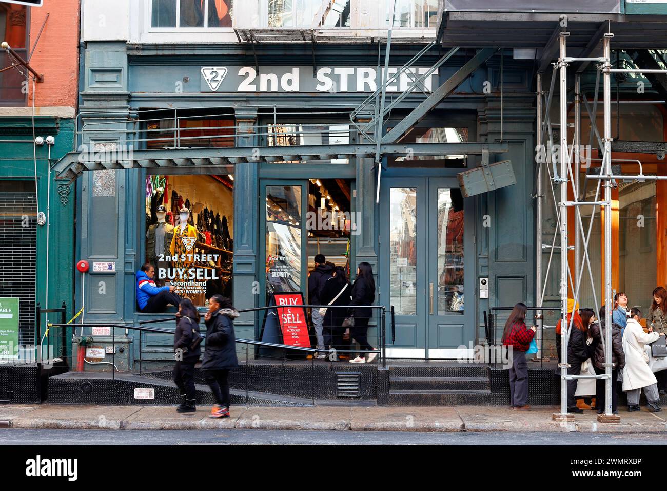 Used clothing store hi-res stock photography and images - Alamy