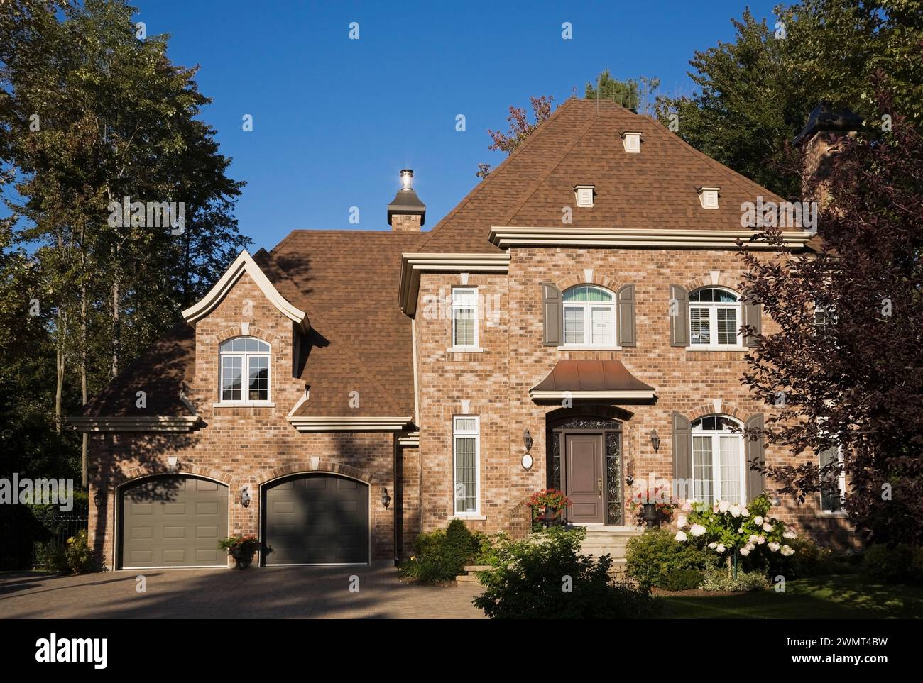 Two story brick manor house hi-res stock photography and images - Alamy