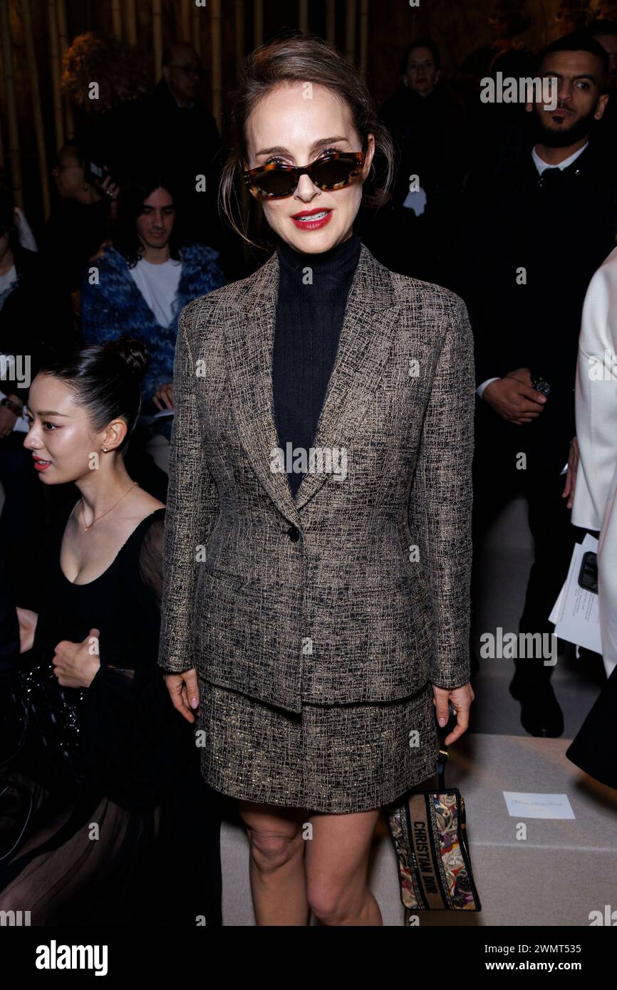 Paris, Frankreich. 27th Feb, 2024. Natalie Portman attends CHRISTIAN DIOR Fall/Winter 2024 runway during Paris Fashion Week on February 2024 - Paris, France 27/02/2024 Credit: dpa/Alamy Live News Stock Photo