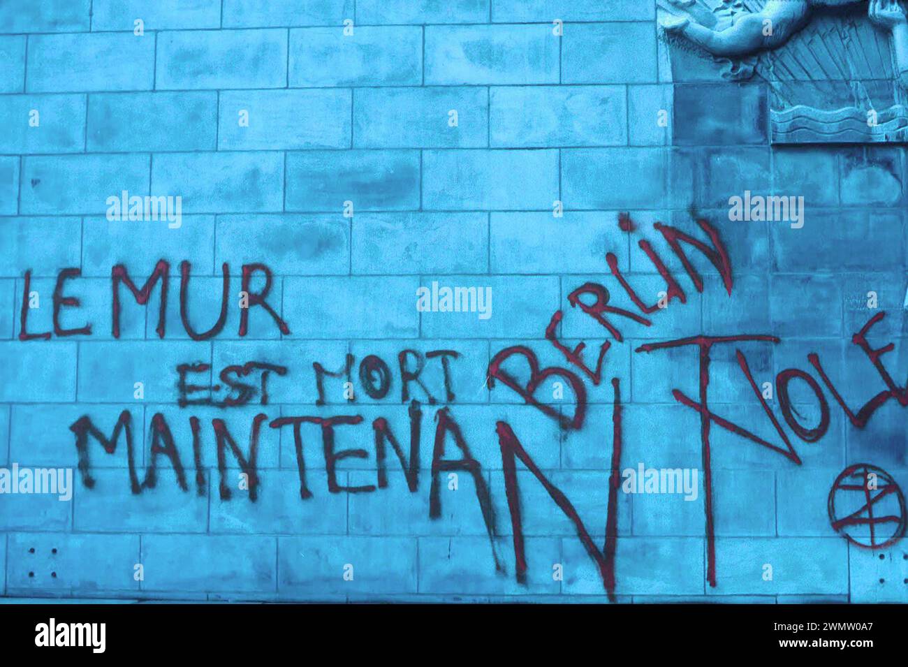 le-mur-est-mort-hi-res-stock-photography-and-images-alamy