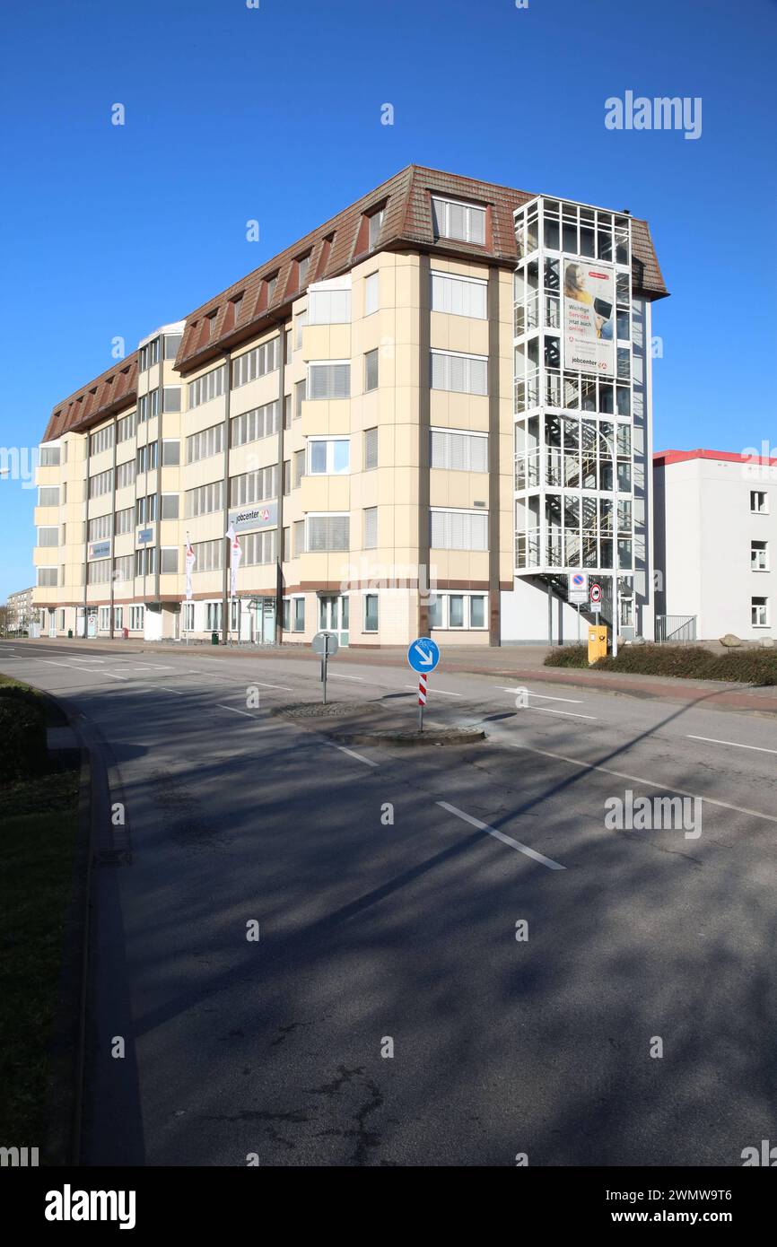 Blick am Sonnabend 24.02.2024 in der Vier-Tore-Stadt Neubrandenburg Landkreis Mecklenburgische Seenplatte auf die örtliche Arbeitsagentur. In Mecklenburg Vorpommern gab es in der Vergangenheit immer wieder Anschläge auf Behörden und Intuitionen. So wurde unter anderem kürzlich in das Jobcenter der Stadt eingebrochen. Was die Täter dort wollten ist bisher noch völlig unklar. *** View on Saturday 24 02 2024 in the four gates city of Neubrandenburg district Mecklenburg Lake District on the local employment agency In Mecklenburg-Vorpommern, there have been repeated attacks on authorities and intui Stock Photo