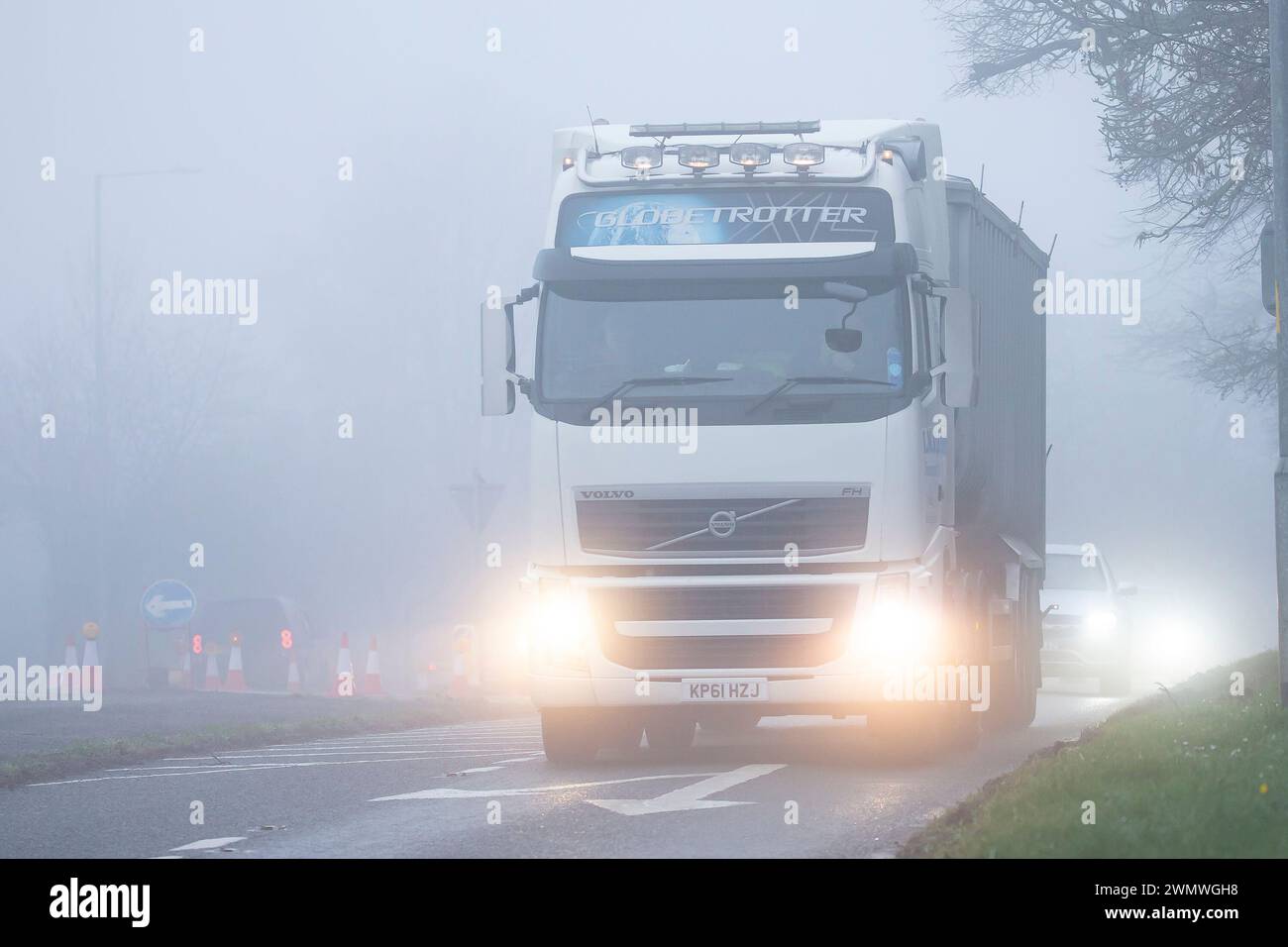Kidderminster, UK. 28th February, 2024. UK weather: early morning mist and fog hits the Midlands making slow progress for many careful commuters. Credit: Lee Hudson/Alamy Live News Stock Photo