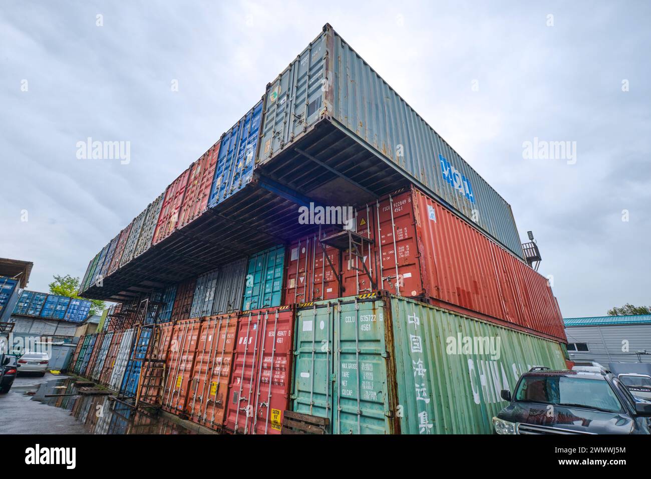 Junk Containers Typical chinese junk hi-res stock photography and images - Alamy