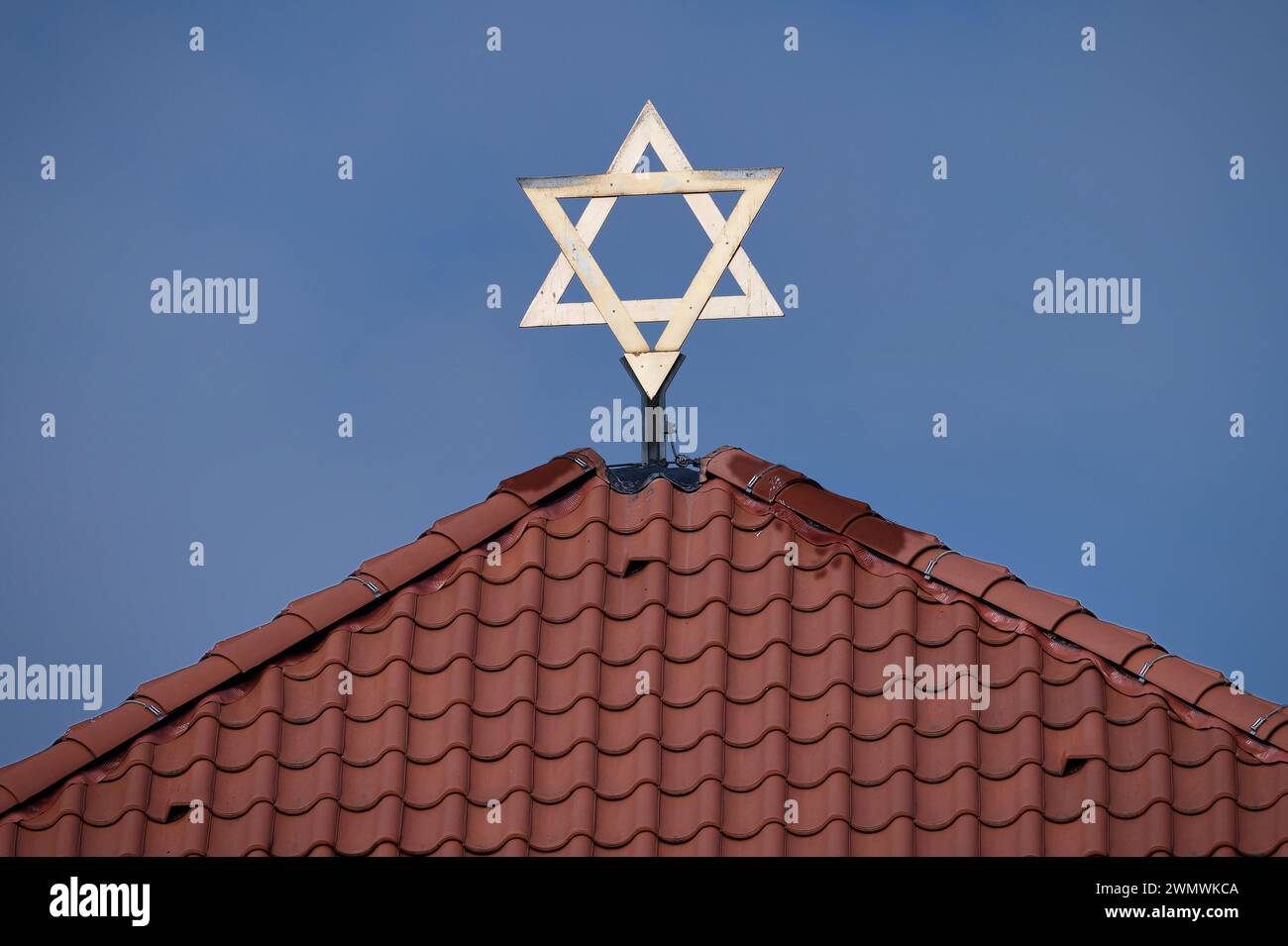golden star of david on the roof of the mourning hall of the jewish cemetery in cologne bocklemuend Stock Photo