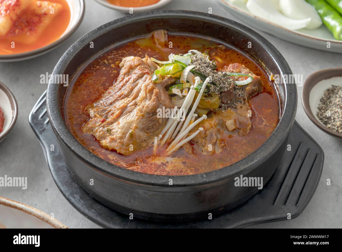Korean food dish Side dishes, pork rib hangover soup, gopchang hot pot