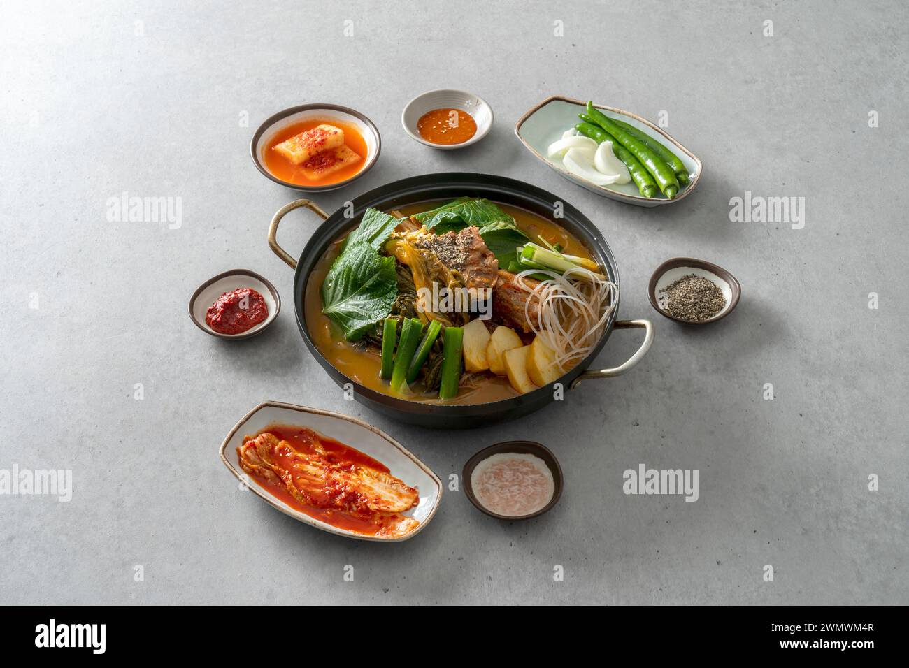 Korean food dish Side dishes, pork rib hangover soup, gopchang hot pot