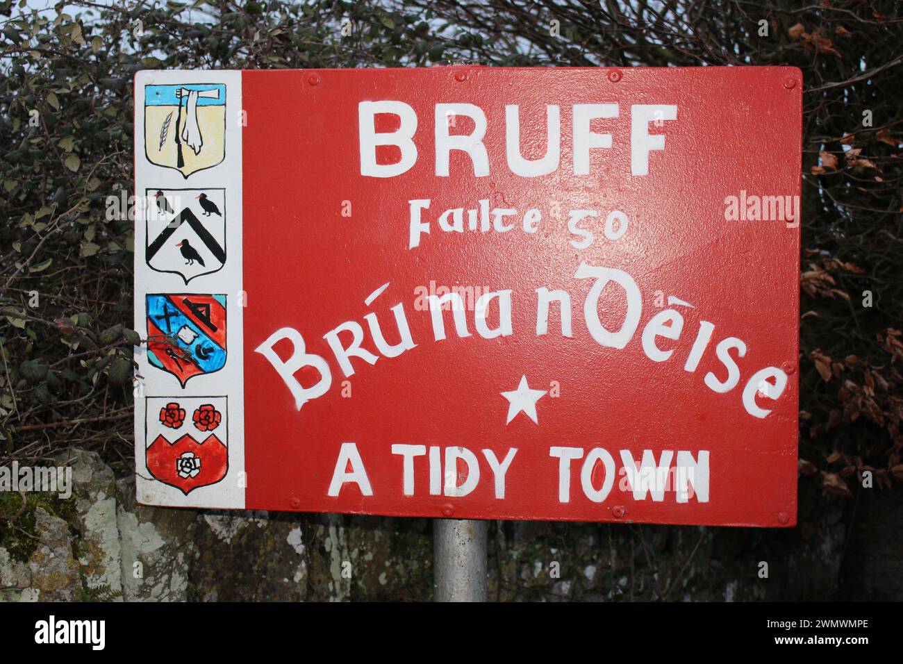 A Welcome sign in rural Ireland written in Irish Gaelic. Sign welcoming people to Bruff, County Limerick, Ireland - a Tidy Town Stock Photo