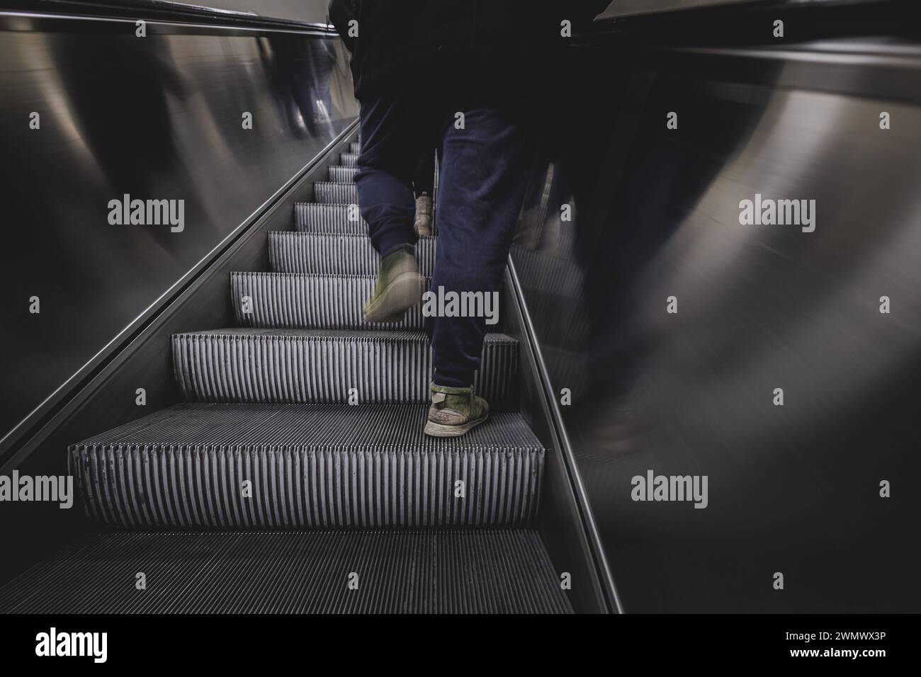 Ein Mann laeuft eine Rolltreppe hinauf in Berlin, 27.02.2024. Berlin Deutschland *** A man walks up an escalator in Berlin, 27 02 2024 Berlin Germany Copyright: xFlorianxGaertnerx Stock Photo