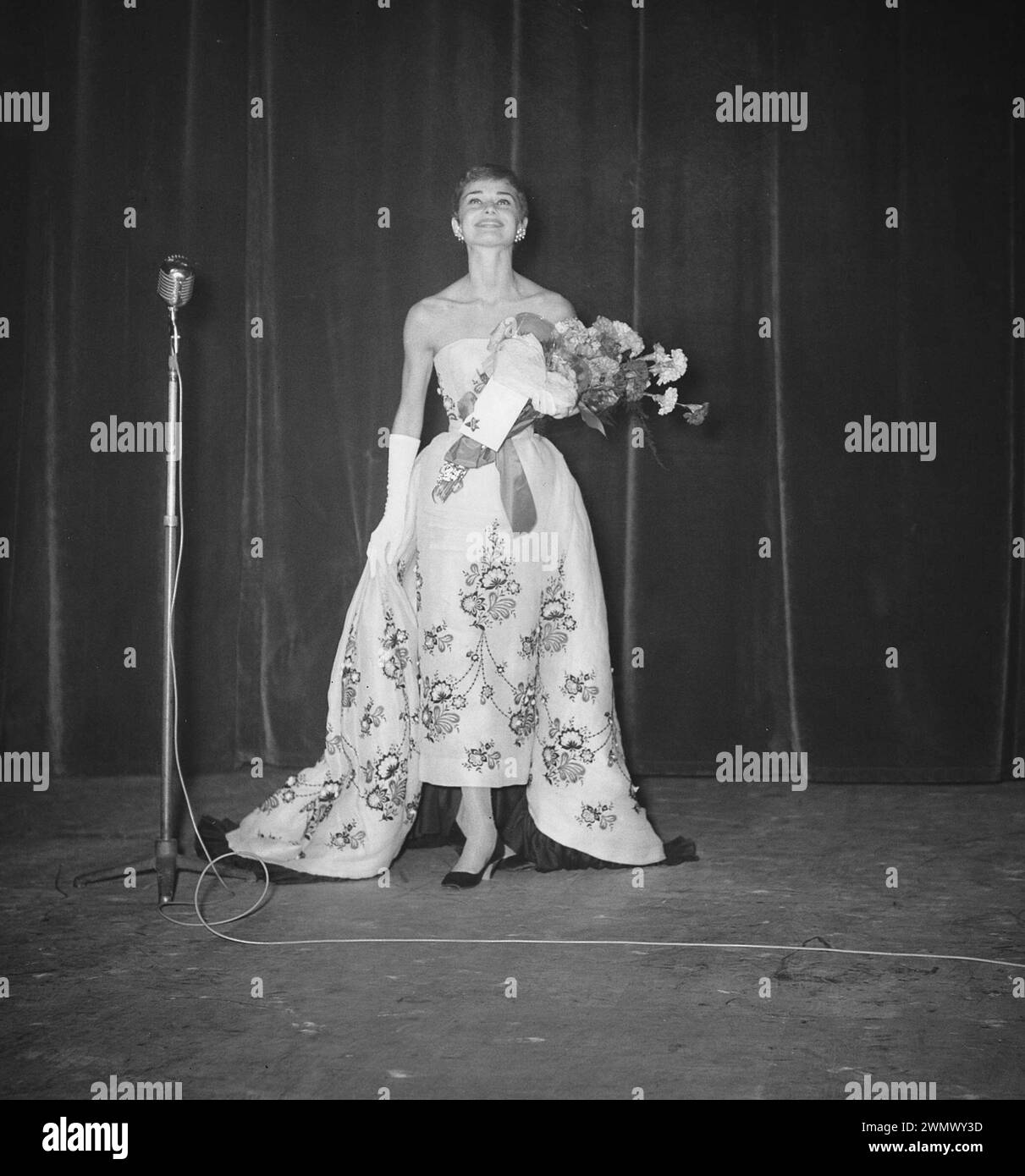 November 2, 1955. Amsterdam, Netherlands. Audrey Hepburn at the gala screening of the film 'Sabrina' at Tuschinski in Amsterdam Stock Photo