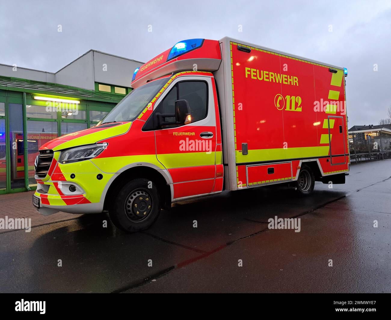 Rettungswagen Der Feuerwehr Mit Blaulicht Bei Einem Einsatz Nordrhein rettungswagen-der-feuerwehr-mit-blaulicht-bei-einem-einsatz-nordrhein