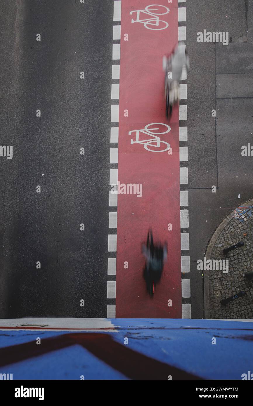 Zwei Radfahrer fahren auf einem markierten Radweg auf der Schlossstrasse in Berlin, 27.02.2024. Berlin Deutschland *** Two cyclists riding on a marked Stock Photo