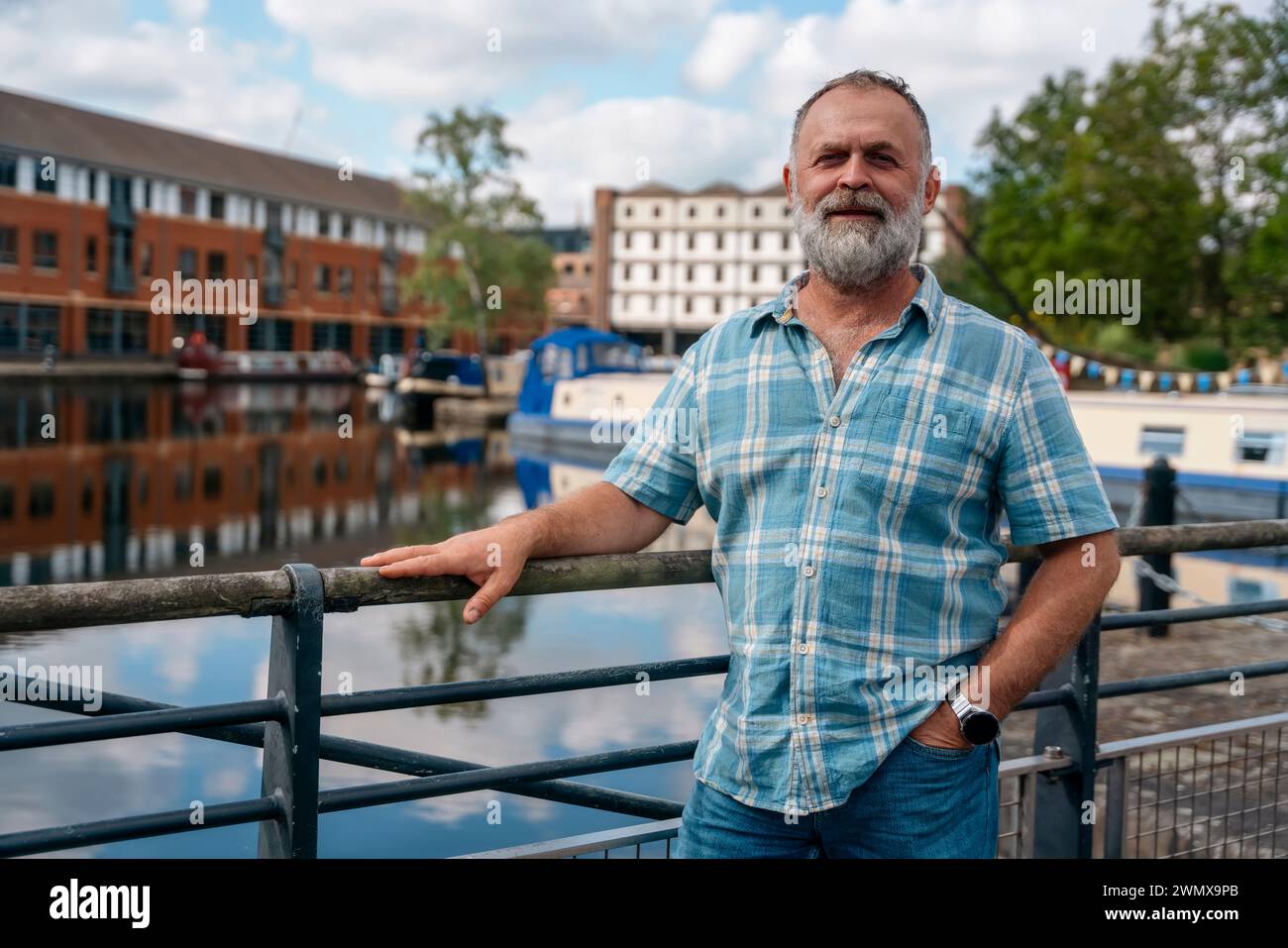 Bearded old man stand hi-res stock photography and images - Alamy